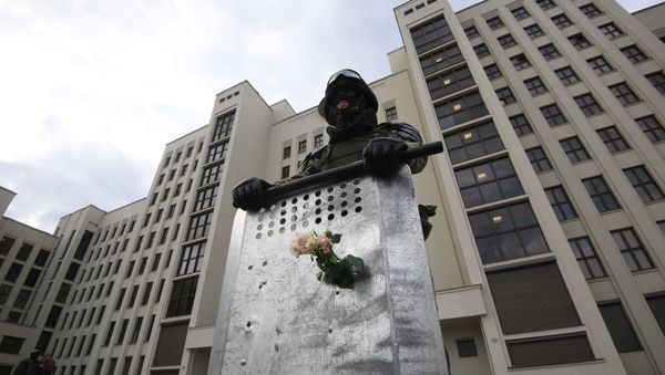 A member of Belarusian Interior Ministry troops stands guard during protests in Minsk. 14 August, 2020 - Sputnik International