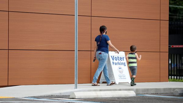 A voter prepares to cast her ballot on the last day of early voting for the U.S. presidential election at the C. Blythe Andrews, Jr. Public Library in East Tampa, Florida, U.S., August 16, 2020.  - Sputnik International