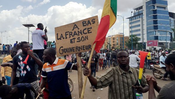 Opposition supporters react to the news of a possible mutiny of soldiers in the military base in Kati, outside the capital Bamako, at Independence Square in Bamako, Mali August 18, 2020. - Sputnik International