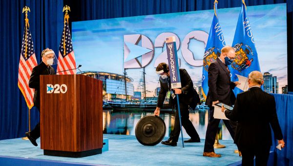 DNC staff change the set as Milwaukee native and Convention Secretary Jason Rae walks off stage at the Wisconsin Center on the second day of the Democratic National Convention in Milwaukee, Wisconsin, U.S. August 18, 2020 DNC staff change the set as Milwaukee native and Convention Secretary Jason Rae walks off stage at the Wisconsin Center on the second day of the Democratic National Convention in Milwaukee, Wisconsin, U.S. August 18, 2020 - Sputnik International