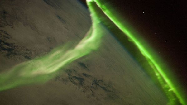 Russian cosmonaut Ivan Vagner has shared a video of the aurora over Antarctica which showed several unknown objects flying through outer space - Sputnik International