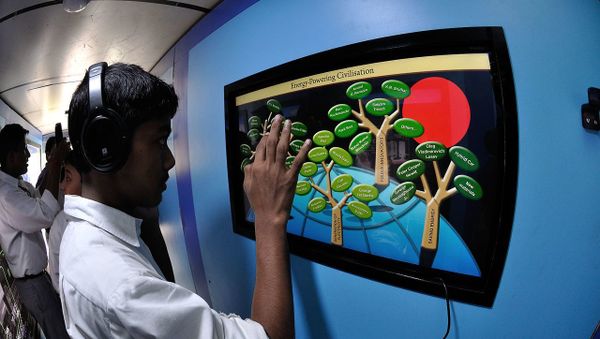 Digital India Mobile Science Exhibition Bus Interior with Visitors Digital India Mobile Science Exhibition Bus Interior with Visitors - Sputnik International