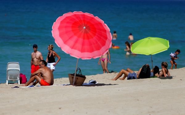 People sunbathe and swim on El Arenal beach, amid the outbreak of the coronavirus disease (COVID-19), in Palma de Mallorca, Spain, 15 August 2020.  - Sputnik International