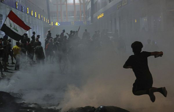 Protesters partake in an anti-government protest demanding free elections and against corruption outside the provincial council building in Basra, Iraq, Monday, 17 August 2020.  - Sputnik International