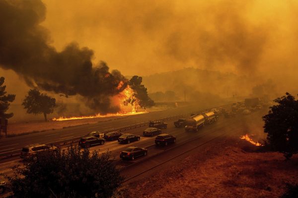 Flames from the LNU Lightning Complex fires jump Interstate 80 in Vacaville, California, Wednesday, 19 August 2020. - Sputnik International