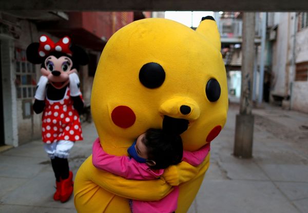 A volunteer wearing a costume of Pokemon character Pikachu hugs a child during Children's Day, amid the coronavirus disease (COVID-19) outbreak, in Fuerte Apache, in Buenos Aires, Argentina 16 August 2020.  - Sputnik International