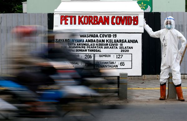 A coffin and a dummy dressed in a personal protective suit to look like a health worker are seen in a public area to warn people about the dangers of the coronavirus disease (COVID-19) in Jakarta, Indonesia, 18 August 2020.  - Sputnik International