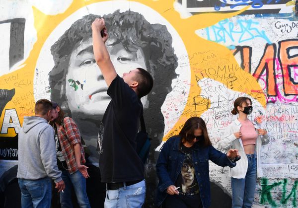 Fans of Russian rock singer Viktor Tsoi remember the musician on the 30th anniversary of his tragic death, Arbat Street, Moscow, 15 August 2020. - Sputnik International