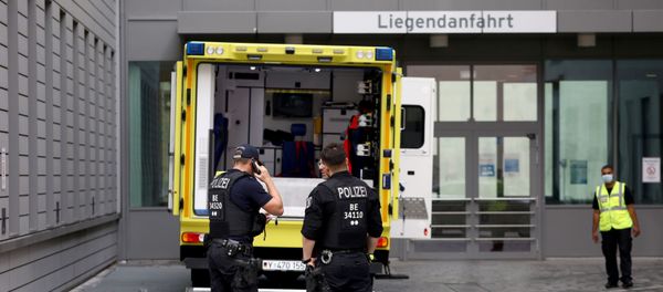 Police officers are seen in front of an ambulance that allegedly transported Russian opposition figure Alexei Navalny to Charite Mitte Hospital Complex where he will receive medical treatment in Berlin, Germany August 22, 2020. - Sputnik International