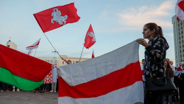 A woman holds a historical white-red-white flag of Belarus during an opposition demonstration against presidential election results at the Independence Square in Minsk, Belarus August 22, 2020. A woman holds a historical white-red-white flag of Belarus during an opposition demonstration against presidential election results at the Independence Square in Minsk, Belarus August 22, 2020. - Sputnik International