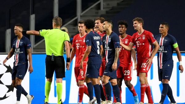 Soccer Football - Champions League - Final - Bayern Munich v Paris St Germain - Estadio da Luz, Lisbon, Portugal - August 23, 2020  Referee Daniele Orsato argues with Paris St Germain players, as play resumes behind closed doors following the outbreak of the coronavirus disease (COVID-19) - Sputnik International