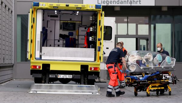Paramedics load a stretcher into an ambulance that allegedly transported Russian opposition leader Alexei Navalny at Charite Mitte Hospital Complex where he will receive medical treatment in Berlin, Germany August 22, 2020. - Sputnik International