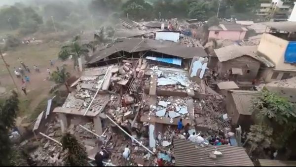 More than 70 people were feared trapped after a five-storey building, housing 40 apartments, collapsed in India’s Maharashtra state on Monday evening. - Sputnik International
