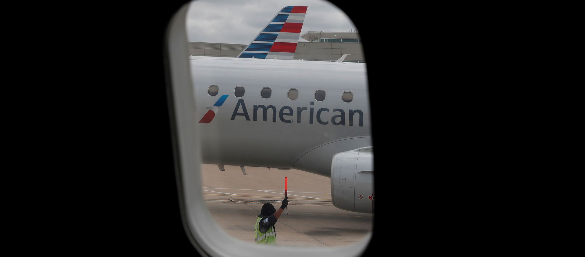 FILE PHOTO: An airlines worker signals next to an American Airlines plane that arrived at Hartsfield–Jackson Atlanta International Airport, as the coronavirus disease (COVID-19) continues, in Atlanta, Georgia, U.S., May 19, 2020. REUTERS/Shannon Stapleton/File Photo FILE PHOTO: An airlines worker signals next to an American Airlines plane that arrived at Hartsfield–Jackson Atlanta International Airport, as the coronavirus disease (COVID-19) continues, in Atlanta, Georgia, U.S., May 19, 2020. REUTERS/Shannon Stapleton/File Photo - Sputnik International, 1920, 24.08.2020