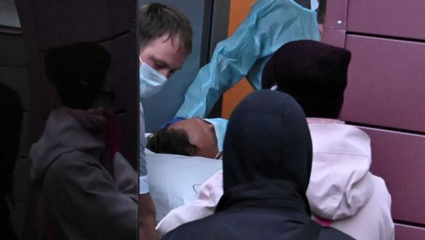 Medical specialists carry Russian opposition leader Alexei Navalny on a stretcher into an ambulance on their way to an airport before his medical evacuation to Germany in Omsk, Russia August 22, 2020. - Sputnik International