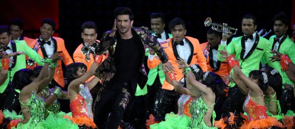 FILE PHOTO: Bollywood actor Sushant Singh Rajput (centre) performs at the International Indian Film Academy Awards in East Rutherford, New Jersey, U.S., July 15, 2017 - Sputnik International