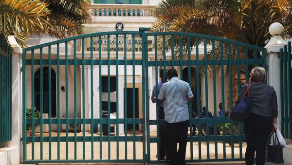 Delegates wait to be allowed access to the office of Sudan's Prime Minister Abdalla Hamdok, ahead of the visit by U.S. Secretary of State Mike Pompeo in Khartoum, Sudan August 25, 2020. - Sputnik International
