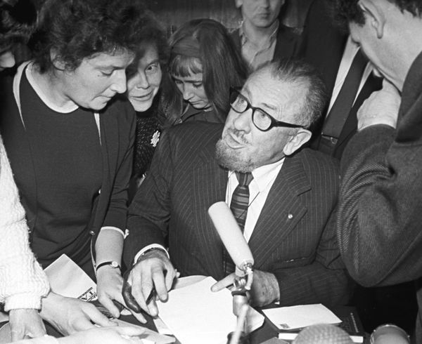 American author John Steinbeck during autograph session in Moscow, 30 September 1963 - Sputnik International