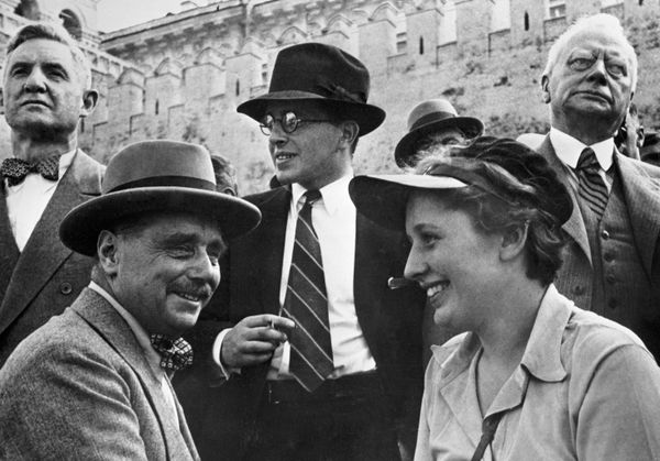 Author Herbert Wells (1866-1946) among foreign tourists on Red Square, 24 July 1934  - Sputnik International