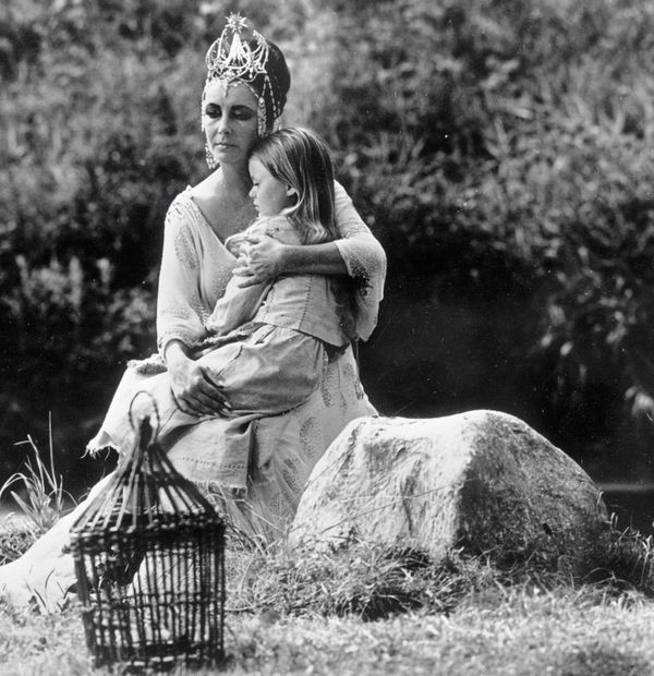Elizabeth Taylor (L) portraying the Queen of Light and Patsy Kensit as Mytyl (R) in 'The Bluebird' film made jointly by the Lenfilm studio and 20 Century Fox Studios, August 1976  - Sputnik International