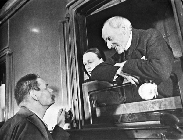 Soviet writer Maksim Gorky bids farewell to French novelist Romain Rolland and his wife. Moscow 1935 - Sputnik International