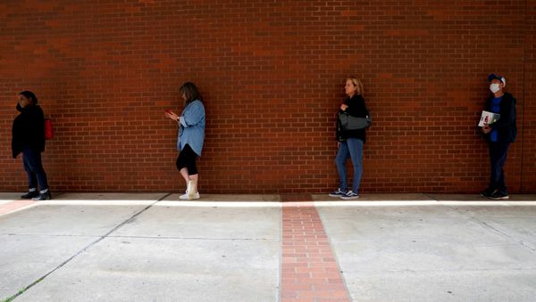 People who lost their jobs wait in line to file for unemployment benefits, following an outbreak of the coronavirus disease (COVID-19), at Arkansas Workforce Center in Fort Smith, Arkansas, U.S. April 6, 2020 People who lost their jobs wait in line to file for unemployment benefits, following an outbreak of the coronavirus disease (COVID-19), at Arkansas Workforce Center in Fort Smith, Arkansas, U.S. April 6, 2020 - Sputnik International