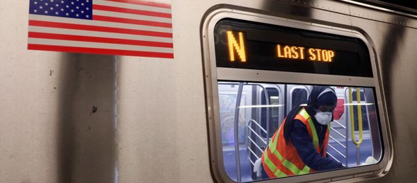 A worker wipes down surfaces as the MTA Subway closed overnight for cleaning and disinfecting during the outbreak of the coronavirus disease (COVID-19) in the Brooklyn borough of New York City, U.S., May 7, 2020. - Sputnik International