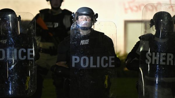 Police and members of the Sheriff's department hold a perimeter, during a protest after a Black man identified as Jacob Blake was shot several times by police last night, outside the Kenosha County Courthouse in Kenosha, Wisconsin, U.S. August 24, 2020 - Sputnik International