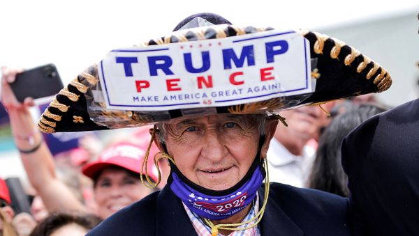 REFILE CORRECTING LOCATION  Supporters gather for U.S. President Donald Trump as he arrives at Asheville Regional Airport in Asheville, North Carolina, U.S., August 24, 2020 - Sputnik International