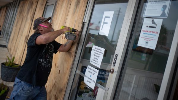 Local resident Robert Sawyer, 48, boards up businesses ahead of Hurricane Laura in Galveston, Texas, U.S., August 26, 2020. - Sputnik International