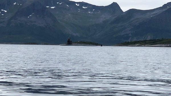 The Seawolf-class fast attack submarine USS Seawolf (SSN 21) conducts a brief stop for personnel in the Norwegian Sea off the coast of Tromso, Norway, Aug. 21, 2020. - Sputnik International