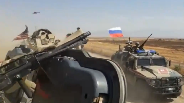 A Russian and an US patrol clash in northeastern Syria on August 25, 2020 - Sputnik International