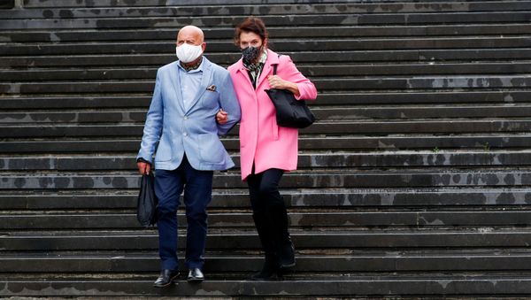 A couple wearing protective face masks walk down the stairs amid the coronavirus disease (COVID-19) outbreak in Brussels, Belgium August 25, 2020. Picture taken August 25, 2020. - Sputnik International