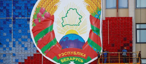 Workers mount a huge banner with the national emblem of Belarus on a facade of the Maxim Tank Belarusian State Pedagogical University at the Independence Square in Minsk, Belarus August 24, 2020 - Sputnik International