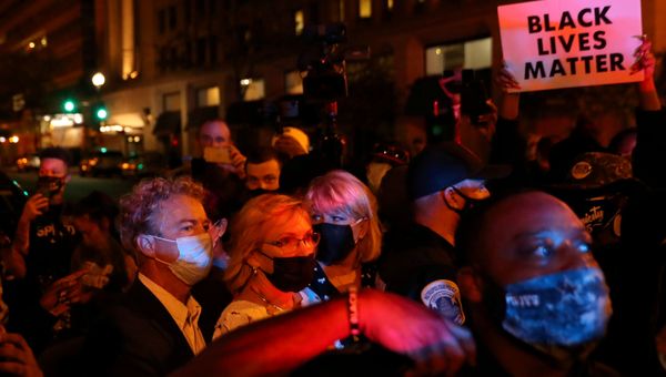 Protesters confront U.S. Senator Rand Paul (R-KY) during a protest in Washington, US August 28, 2020 - Sputnik International