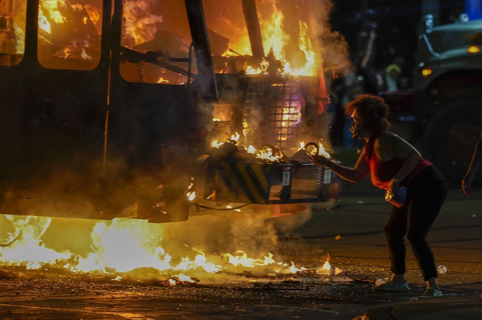 A protester lights a cigarette on a garbage truck that was set on fire during protests late Monday, Aug. 24, 2020, in Kenosha, Wis., sparked by the shooting of Jacob Blake by a Kenosha Police officer a day earlier. A protester lights a cigarette on a garbage truck that was set on fire during protests late Monday, Aug. 24, 2020, in Kenosha, Wis., sparked by the shooting of Jacob Blake by a Kenosha Police officer a day earlier. - Sputnik International, 1920, 07.09.2021
