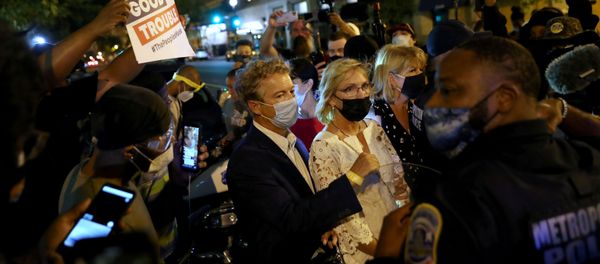 Protesters confront U.S. Senator Rand Paul (R-KY) during a protest in Washington, U.S. August 28, 2020 Protesters confront U.S. Senator Rand Paul (R-KY) during a protest in Washington, U.S. August 28, 2020 - Sputnik International