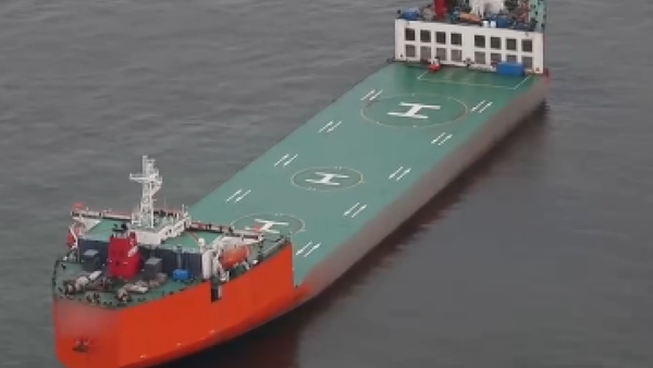 The civilian semi-submersible heavy lift ship Zhen Hua 28 is tested as an improvised helicopter landing platform for China's People's Liberation Army - Sputnik International