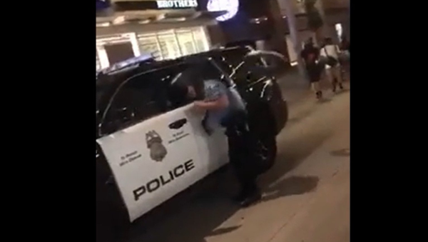 US Cop Knocked to the Ground After Being Struck by Trash Can Lid Amid Protests - Sputnik International