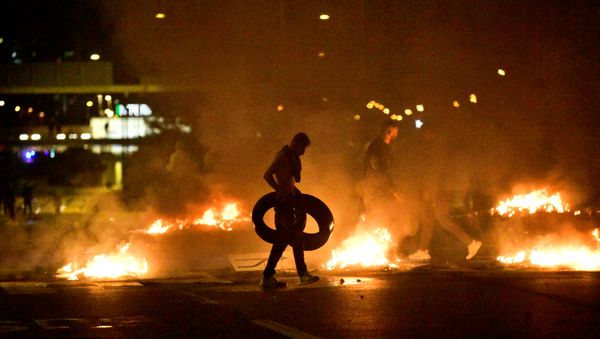 Demonstrators burn tyres during a riot in the Rosengard neighbourhood of Malmo, Sweden August 28, 2020. - Sputnik International