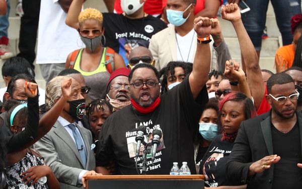 Los Angeles Police Station Spray-Painted with BLM Graffiti, American Flag Set on Fire by Protesters Los Angeles Police Station Spray-Painted with BLM Graffiti, American Flag Set on Fire by Protesters - Sputnik International