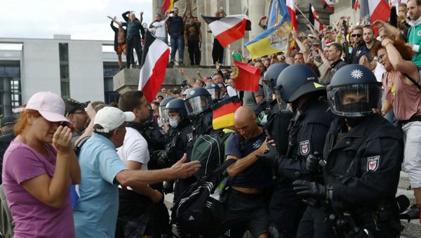 Police officers scuffle with a protester in front of the Reichstag Building - Sputnik International