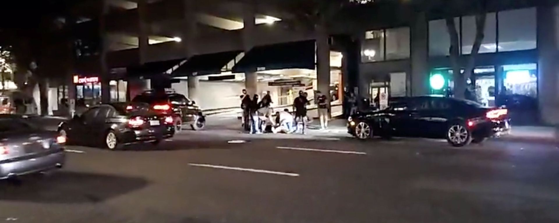 People surround a victim of a shooting in Portland, Oregon, U.S., August 29, 2020 in this screen grab obtained from a social media video. Justin Dunlap ? Democracy Field Trip/via REUTERS THIS IMAGE HAS BEEN SUPPLIED BY A THIRD PARTY. MANDATORY CREDIT. NO RESALES. NO ARCHIVES. People surround a victim of a shooting in Portland, Oregon, U.S., August 29, 2020 in this screen grab obtained from a social media video. Justin Dunlap ? Democracy Field Trip/via REUTERS THIS IMAGE HAS BEEN SUPPLIED BY A THIRD PARTY. MANDATORY CREDIT. NO RESALES. NO ARCHIVES. - Sputnik International, 1920, 30.08.2020