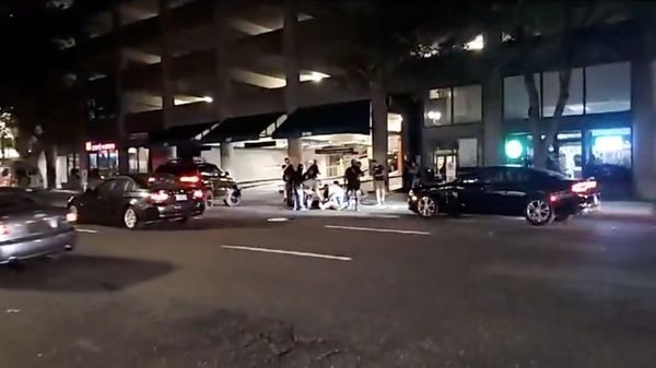 People surround a victim of a shooting in Portland, Oregon, U.S., August 29, 2020 in this screen grab obtained from a social media video. Justin Dunlap ? Democracy Field Trip/via REUTERS THIS IMAGE HAS BEEN SUPPLIED BY A THIRD PARTY. MANDATORY CREDIT. NO RESALES. NO ARCHIVES. - Sputnik International