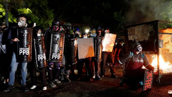 Demonstrators confront police (not pictured) during a protest against police violence and racial injustice in Portland, Oregon, 23 August 2020 - Sputnik International