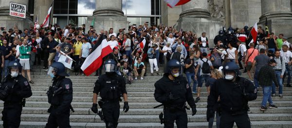 Police Officers in Front of the Reichstag Building During a Rally in Berlin Police Officers in Front of the Reichstag Building During a Rally in Berlin - Sputnik International