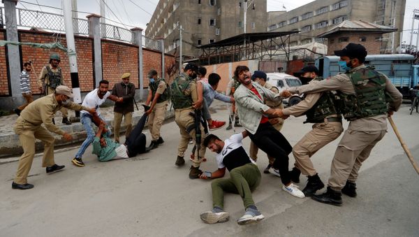 Kashmiri Shi'ite Muslims are detained by Indian police while trying to participate in a Muharram procession, in Srinagar, August 28, 2020 - Sputnik International