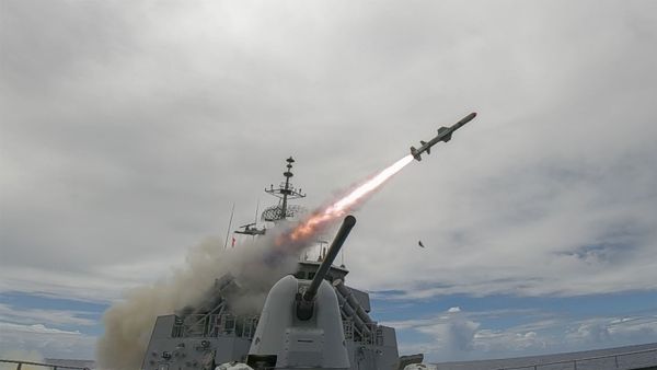 Royal Australian Navy ship HMAS Stuart (FFH 153) conducts a live Harpoon Missile Firing exercise during Rim of the Pacific (RIMPAC) 2020. - Sputnik International