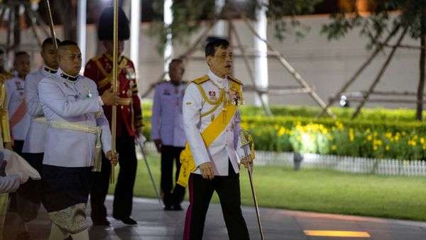 Thailand's King Maha Vajiralongkorn arrives to pay his respects at the King Rama I monument to honour the start of the Chakri dynasty's reign in Bangkok, Thailand April 6, 2020 - Sputnik International