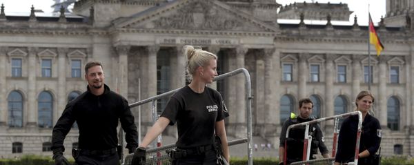 Police officers carry crowd control barriers in front of the Reichstag building, home of the German federal parliament (Bundestag), in Berlin, Germany, Monday, 31 August 2020. Police officers carry crowd control barriers in front of the Reichstag building, home of the German federal parliament (Bundestag), in Berlin, Germany, Monday, 31 August 2020. - Sputnik International